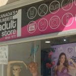 Een afbeelding van een adult store waar o.a. lingerie en seksspeeltjes te koop zijn