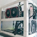 Een afbeelding van een bitcoin mining setup in de woonkamer van een solo of amateur bitcoin miner