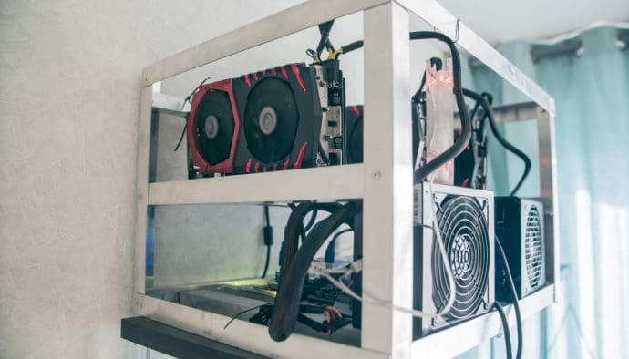 Een afbeelding van een bitcoin mining setup in de woonkamer van een solo of amateur bitcoin miner