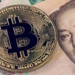 Een afbeelding van een bitcoin munt op een briefje van Chinees geld