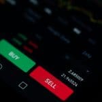Een afbeelding van een coinpagina op een cryptobeurs waar men kan kiezen om te kopen of te verkopen