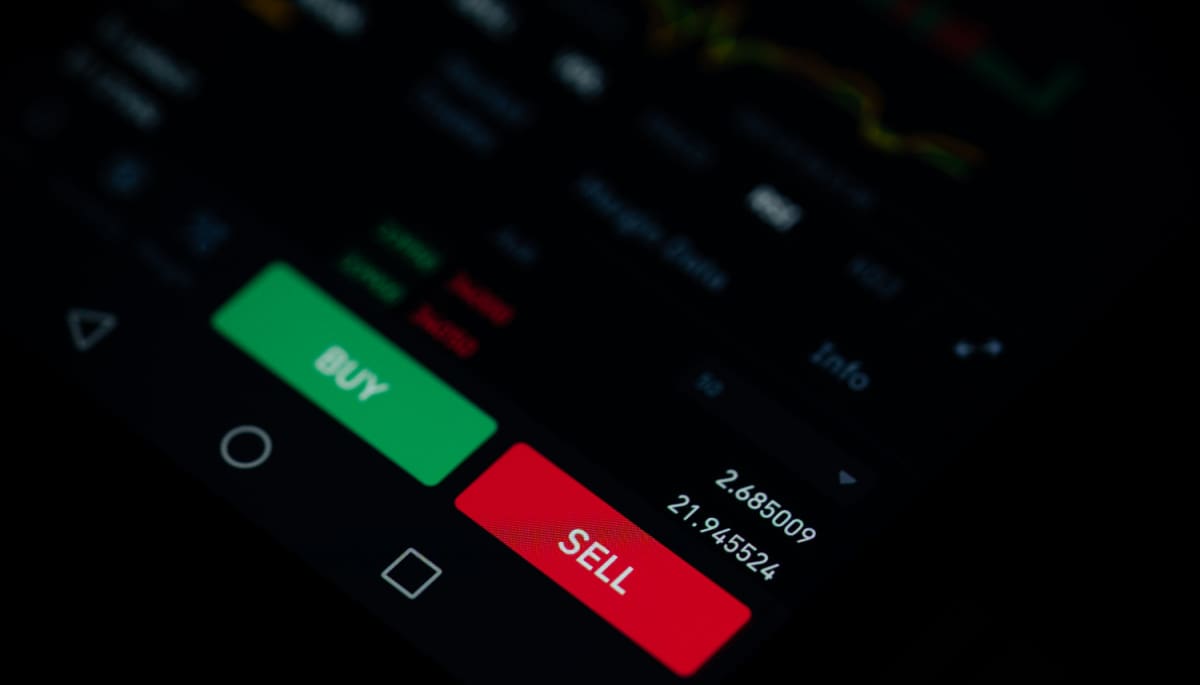 Een afbeelding van een coinpagina op een cryptobeurs waar men kan kiezen om te kopen of te verkopen