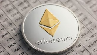 Een afbeelding van een ethereum (ETH) munt op een reeks van cijfers en data van crypto