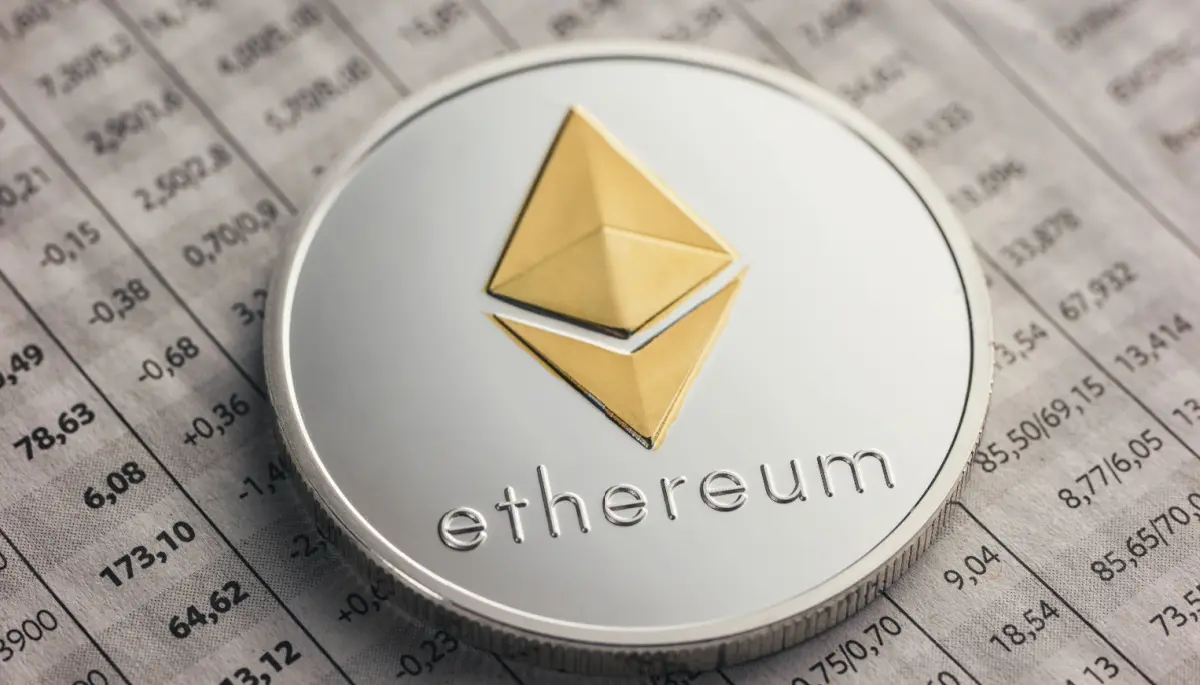 Een afbeelding van een ethereum (ETH) munt op een reeks van cijfers en data van crypto