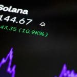 Een afbeelding van een pagina van Solana (SOL) op een cryptobeurs, met daarbij een hard gestegen koers en een solana prijs grafiek