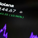 Een afbeelding van een pagina van Solana (SOL) op een cryptobeurs, met daarbij een hard gestegen koers en een solana prijs grafiek