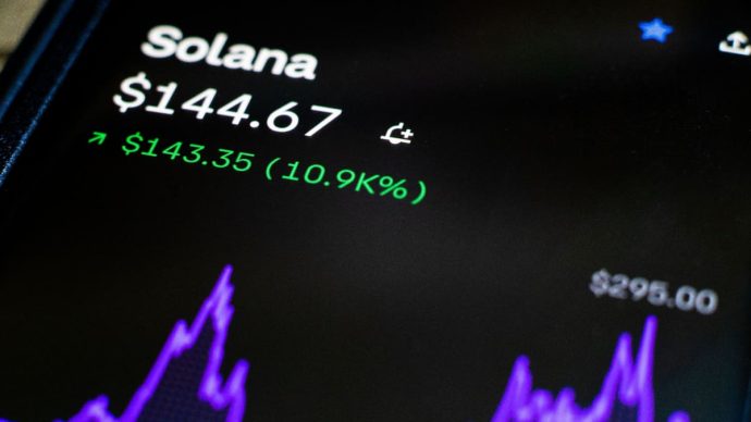 Een afbeelding van een pagina van Solana (SOL) op een cryptobeurs, met daarbij een hard gestegen koers en een solana prijs grafiek