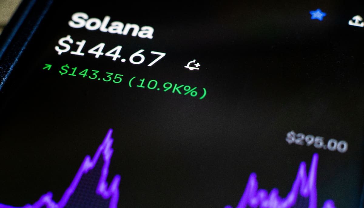 Een afbeelding van een pagina van Solana (SOL) op een cryptobeurs, met daarbij een hard gestegen koers en een solana prijs grafiek