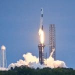 Een afbeelding van een raket die gelanceerd wordt door SpaceX, het bedrijf van Elon Musk
