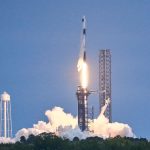 Een afbeelding van een raket die gelanceerd wordt door SpaceX, het bedrijf van Elon Musk