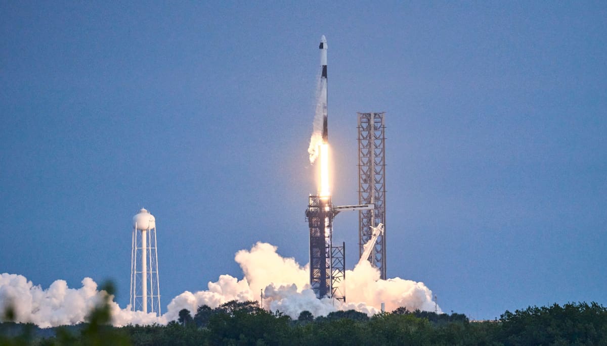Een afbeelding van een raket die gelanceerd wordt door SpaceX, het bedrijf van Elon Musk