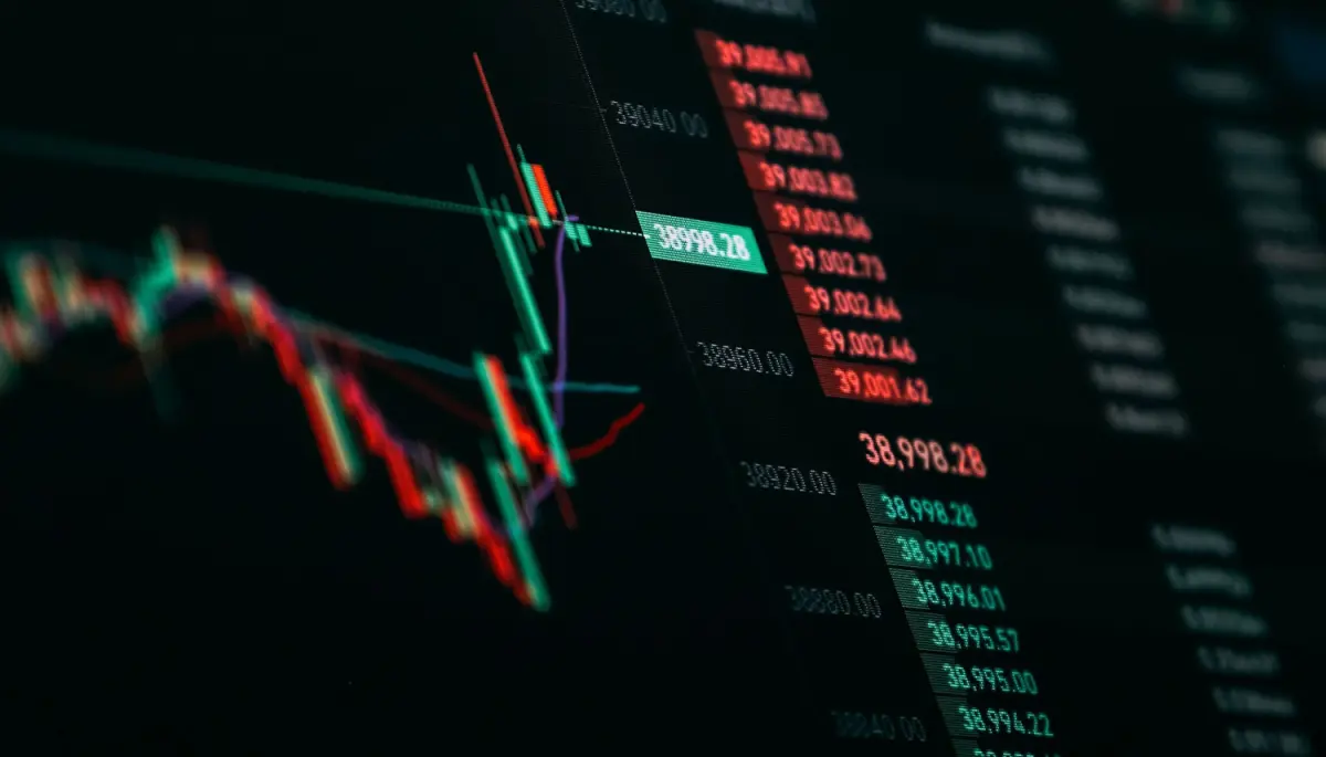 Een afbeelding van een stijgende crypto grafiek met een groene candle chart