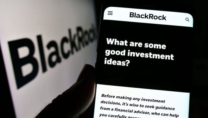 Een afbeelding van het blackrock logo op een beeldscherm, met daarbij een mobiele telefoon met een pagina met investeringsadvies