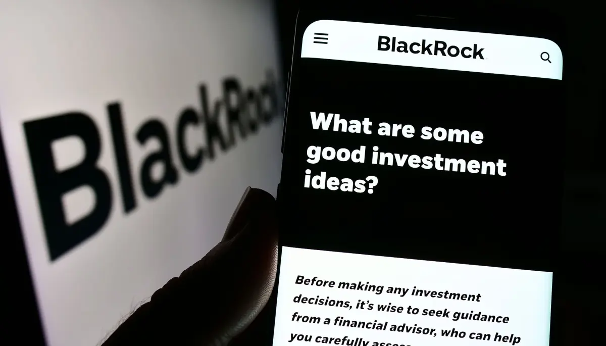 Een afbeelding van het blackrock logo op een beeldscherm, met daarbij een mobiele telefoon met een pagina met investeringsadvies