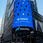 Een afbeelding van het logo van Ripple, moederbedrijf van XRP, op de Nasdaq