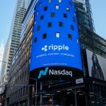 Een afbeelding van het logo van Ripple, moederbedrijf van XRP, op de Nasdaq