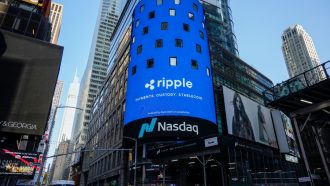 Een afbeelding van het logo van Ripple, moederbedrijf van XRP, op de Nasdaq
