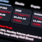 Een afbeelding van rode aandelen met koersen die in de min staan