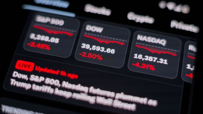 Een afbeelding van rode aandelen met koersen die in de min staan