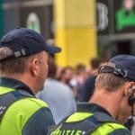 Een afbeelding van twee politieagenten in een menigte in Nederland. Afbeelding ter decoratie, niet de agenten in kwestie