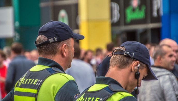 Een afbeelding van twee politieagenten in een menigte in Nederland. Afbeelding ter decoratie, niet de agenten in kwestie