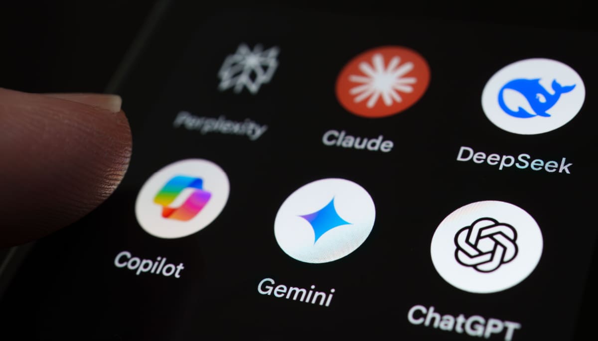 Een afbeelding van verschillende AI apps op een mobiele telefoon