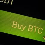 Een close up afbeelding van een 'koop bitcoin (BTC)' knop van een cryptobeurs op een beeldscherm