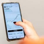 Een pagina van Ripple (XRP) op een cryptobeurs, met een bijbehorende grafiek van de XRP koers