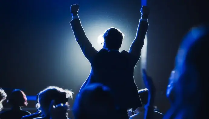 Jonge man is blij blauw licht