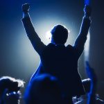 Jonge man is blij blauw licht