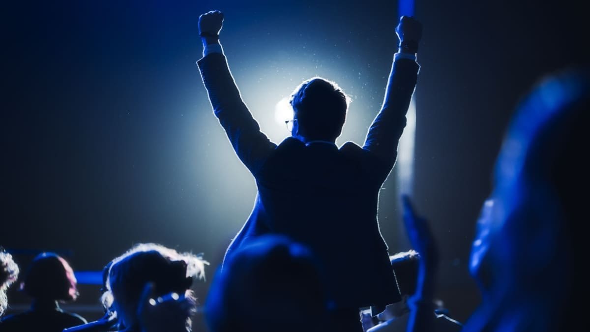 Jonge man is blij blauw licht