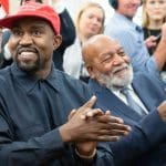 Kanye West lacht, MAGA pet