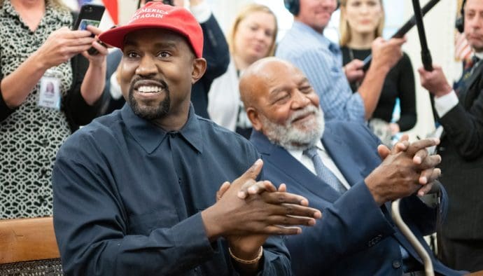 Kanye West lacht, MAGA pet