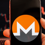Monero logo op mobiel met koersgrafiek