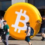 bitcoin logo gedragen door mensen op straat