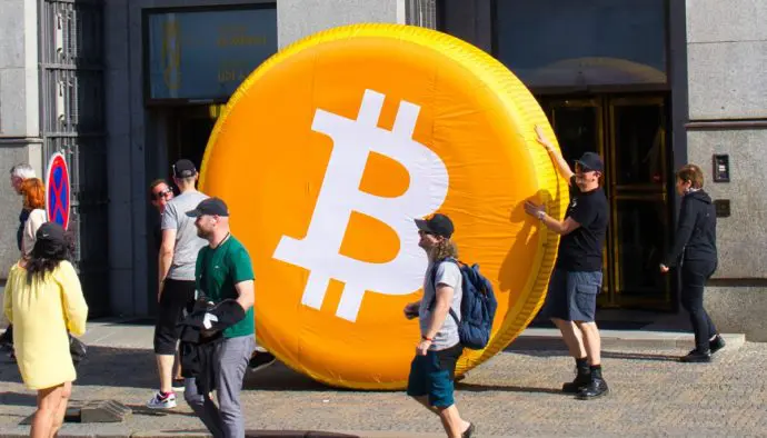 bitcoin logo gedragen door mensen op straat