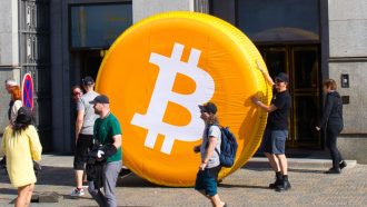bitcoin logo gedragen door mensen op straat