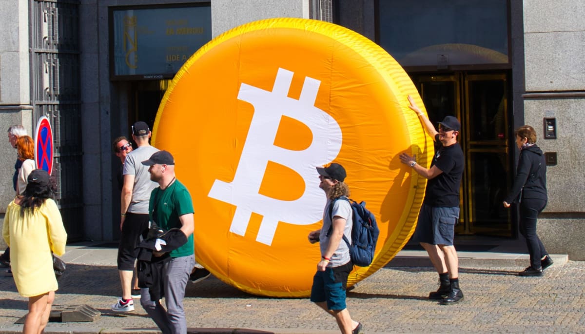 bitcoin logo gedragen door mensen op straat