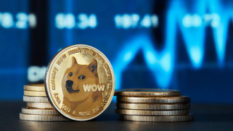 Afbeelding Dogecoin munt en koersgrafiek