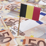 Belgische vlag met euro biljetten