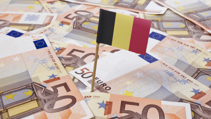 Belgische vlag met euro biljetten