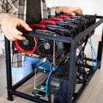 Bitcoin-mining apparatuur ontdekt in plafond: crimineel duo opgepakt