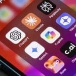 Een aantal AI apps op het scherm van een mobiele telefoon, waaronder ChatGPT, Claude en Gemini
