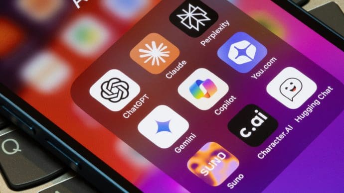 Een aantal AI apps op het scherm van een mobiele telefoon, waaronder ChatGPT, Claude en Gemini
