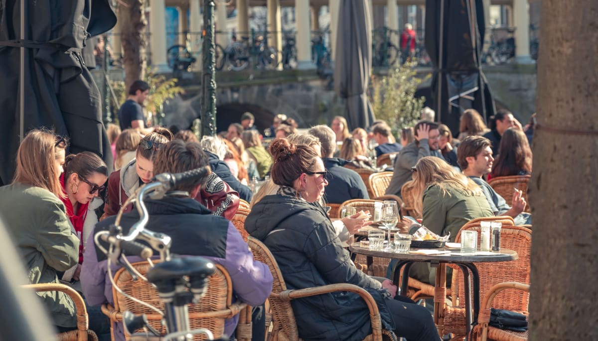Een afbeelding van Nederlanders op een terras in Utrecht, Nederland