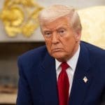 Een afbeelding van Trump in het Witte Huis met goud op de achtergrond