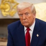 Een afbeelding van Trump in het Witte Huis met goud op de achtergrond