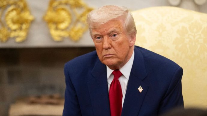 Een afbeelding van Trump in het Witte Huis met goud op de achtergrond