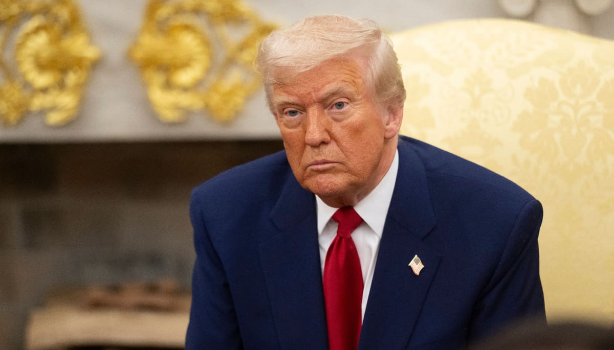 Gouden standbeeld van Trump met Bitcoin duikt plotseling op