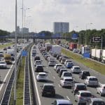 Een afbeelding van automobilisten op een snelweg in Utrecht, Nederland